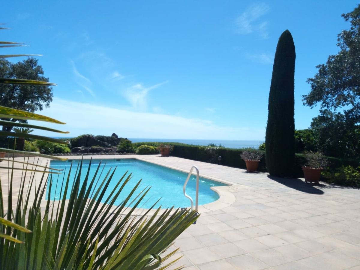 Bassin classique dans un jardin méditerranéen