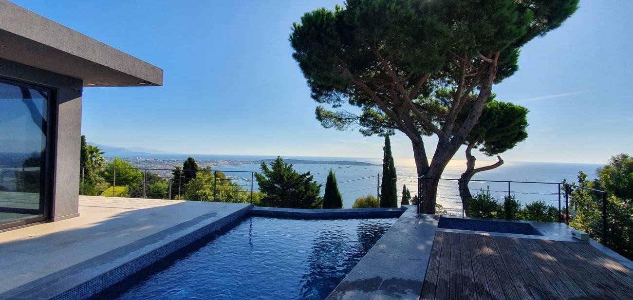 Bassin et spa d’une villa contemporaine face à la mer