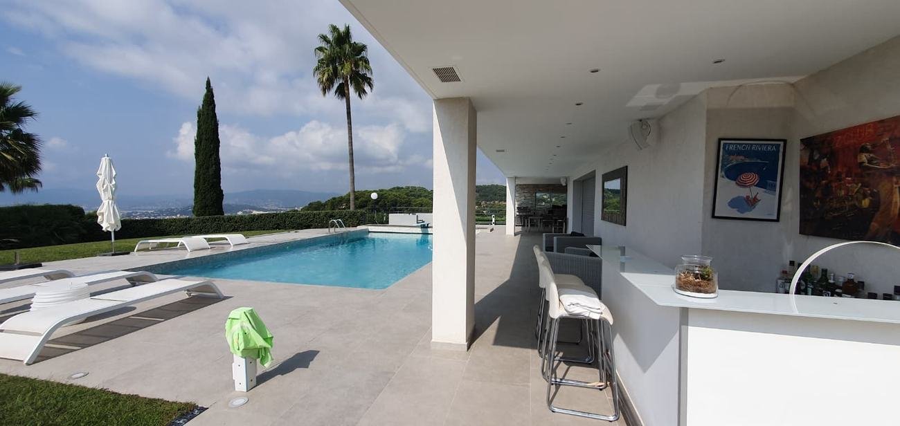 Terrasse et pool house au bord du bassin